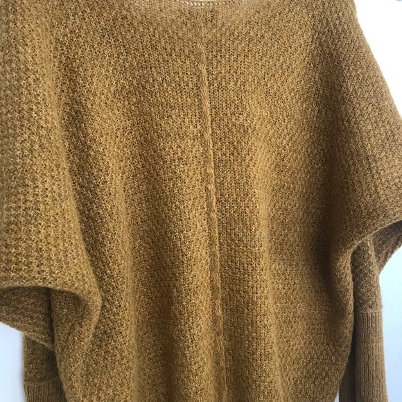 MIND Mohair & Wool High Low Gold V-Neck Sweater - Picture 2 of 7